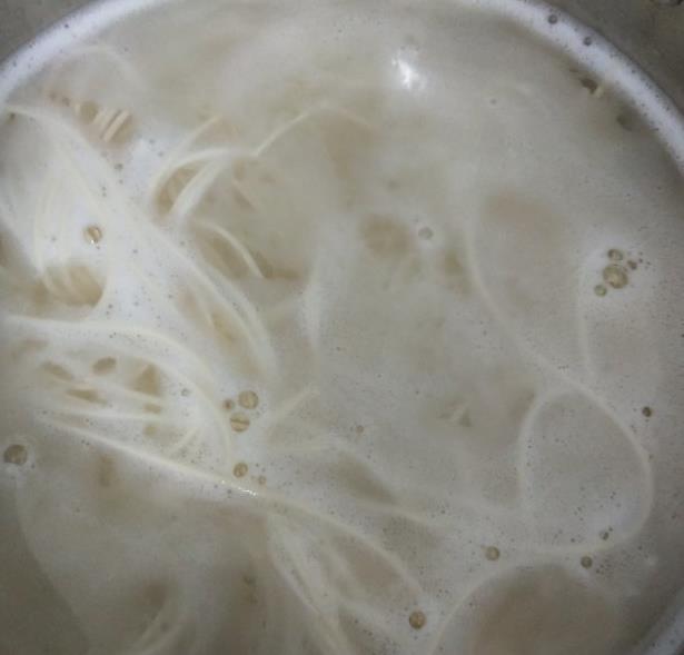 煮好的美味,用面条和滑世界浇水,这在肉汤上是很猫咪的.如何用蘑菇给猪肉做饭图片