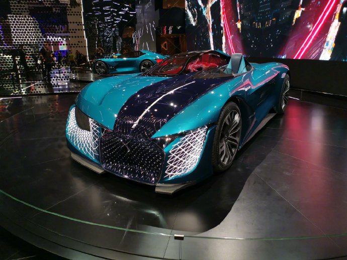 DS在本届车展上全面“触电”