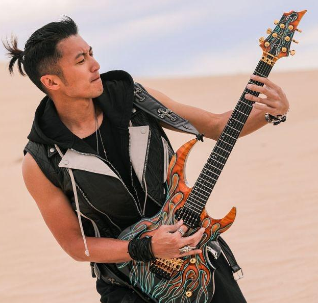 谢霆锋录制新歌MV远赴南澳岛取景，沙滩上抱吉他弹唱激情四射