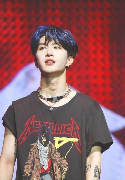 范丞丞粉色头发 网友:他的发色要集齐彩虹吗