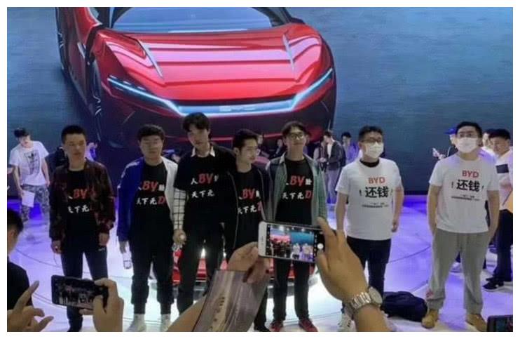 比亚迪上海车展被当场“拆台”,场面毁三观,网友:就差拉横幅了