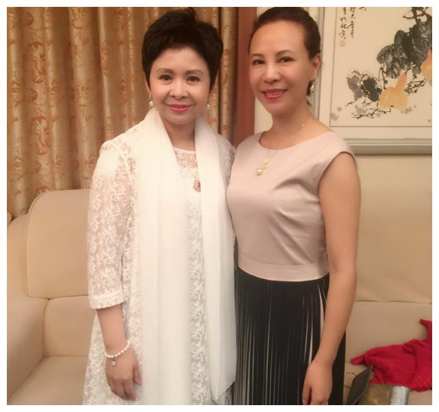 唱《十五的月亮》的董文华走红后做了什么，为何再也无缘央视春晚