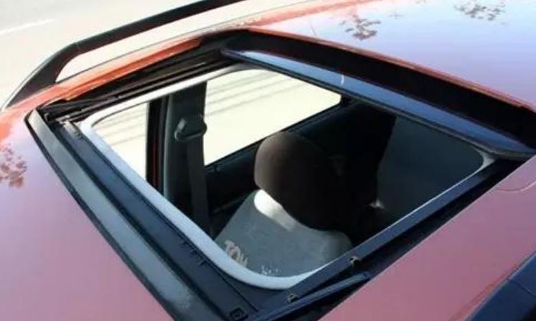 汽车带天窗和不带天窗哪个好？一到冬天就知道，差距不是一点半点