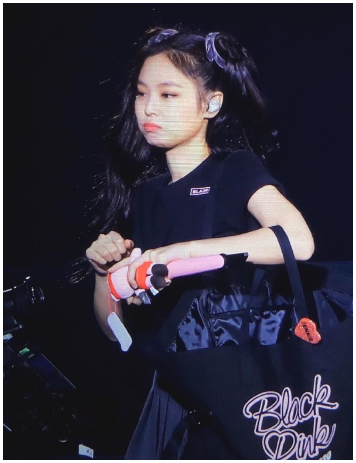 jennie双马尾舞台,jennie双马尾 jennie现身演唱会,全黑look甜酷满分,超长双马尾太吸睛!