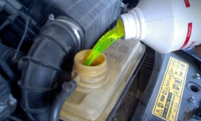 防冻液3万公里就得换？修车工：别傻了，敢这么做车得去大修了