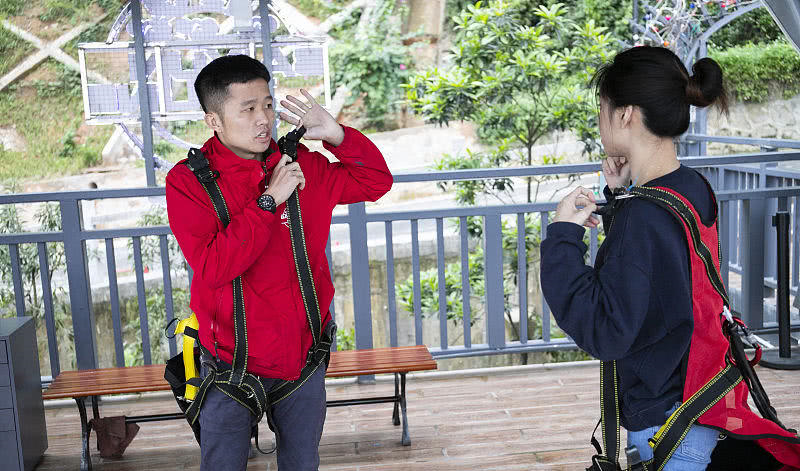 美女体验中国最长索道“白云飞索” 以最高120码时速急速降落