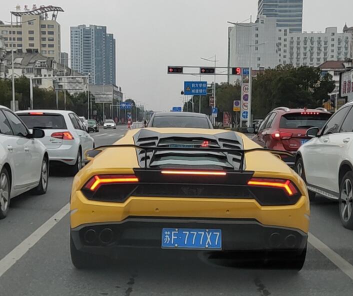 南通虹桥路实拍兰博基尼小牛跑车，车牌