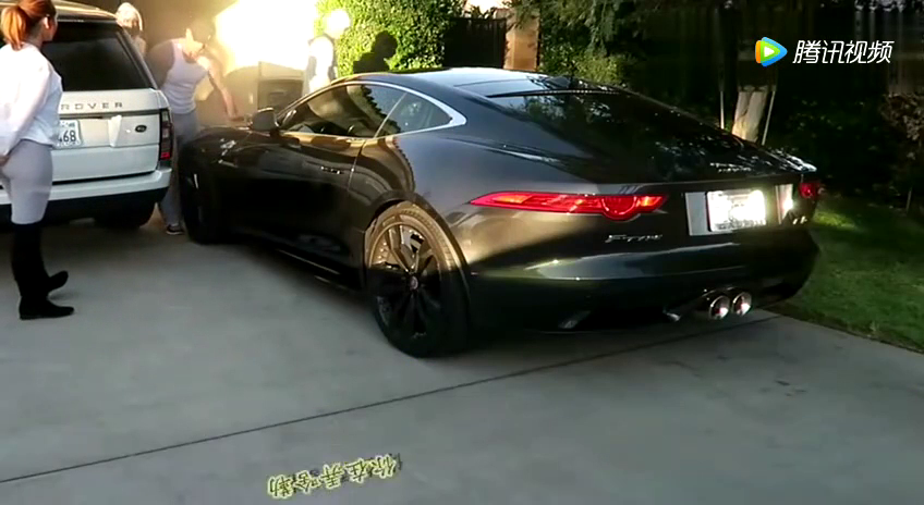 儿子开路虎撞了老爸300万的跑车，老爸现场就失控了