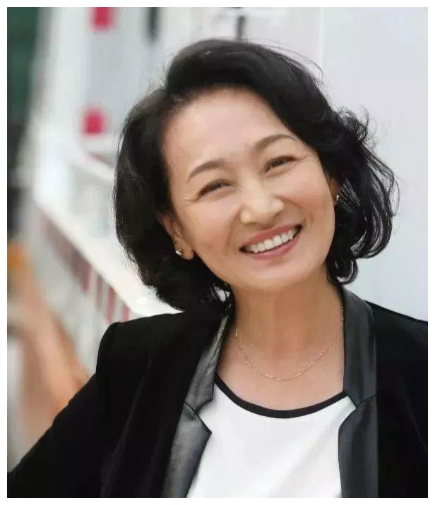 她是腾格尔前妻,结束8年婚姻后复出,57岁重新走红片约不断