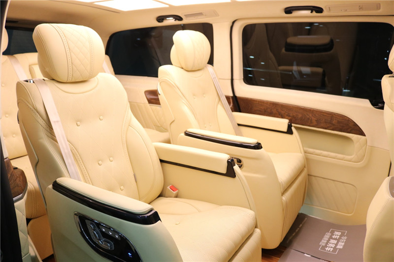 奔驰商务车七座V250豪华内饰体验 商务出行更加得心应手