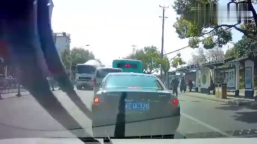 电动车横穿马路“鬼探头”，直接被油罐车卷进车底！