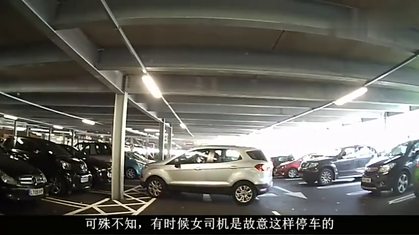 女司机这样停车原来别有用意，三笨贼半夜来偷电动车，场面太尴尬