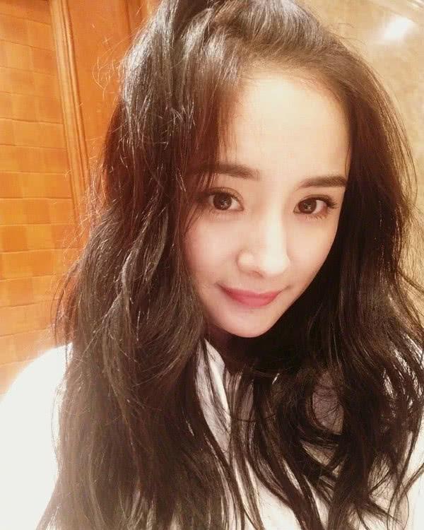 离婚后要出家?杨幂机场照手机壁纸是个僧人,网友:好佛啊