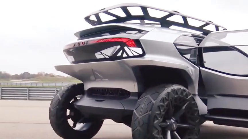 女司机试驾奥迪电动车，打开车门那一刻，才是惊艳的开始！