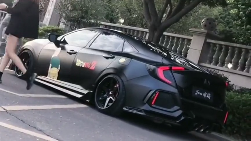 美女开着思域改装车，居然还能自动升降，帅炸了