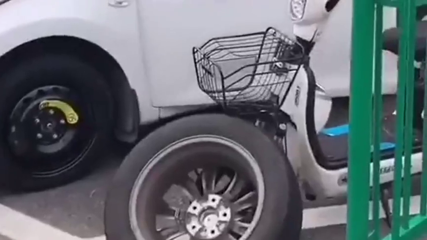 有备胎就是不一样，即使被电动车拴住了车轮，换上备胎一样行驶！