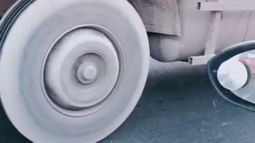 在路上停车遇到的卡车，其他轮胎都不动，这条轮胎有自己的想法！