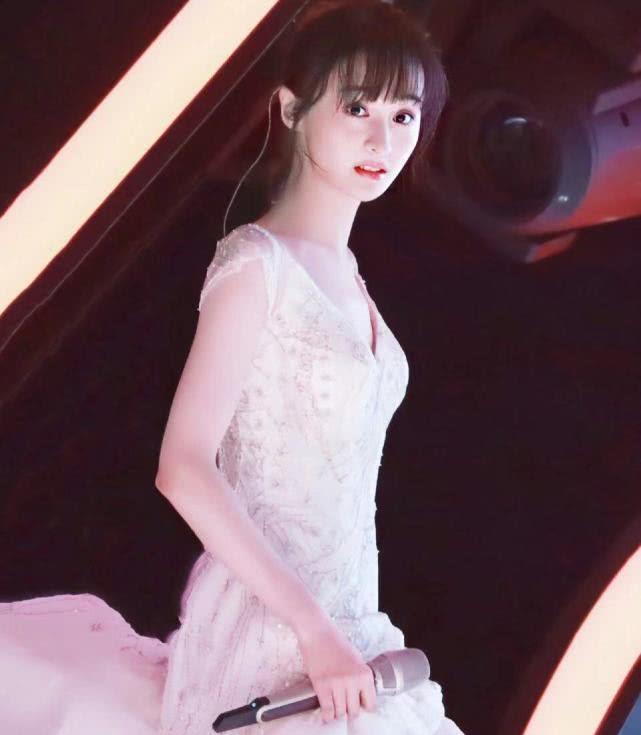 郑爽穿"纱裙"唱歌,原相机镜头下的样子,是她28岁真实状态