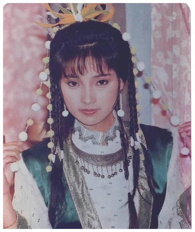 57岁戚美珍,为爱隐退娱乐圈,与三哥苗侨伟携手走过37年