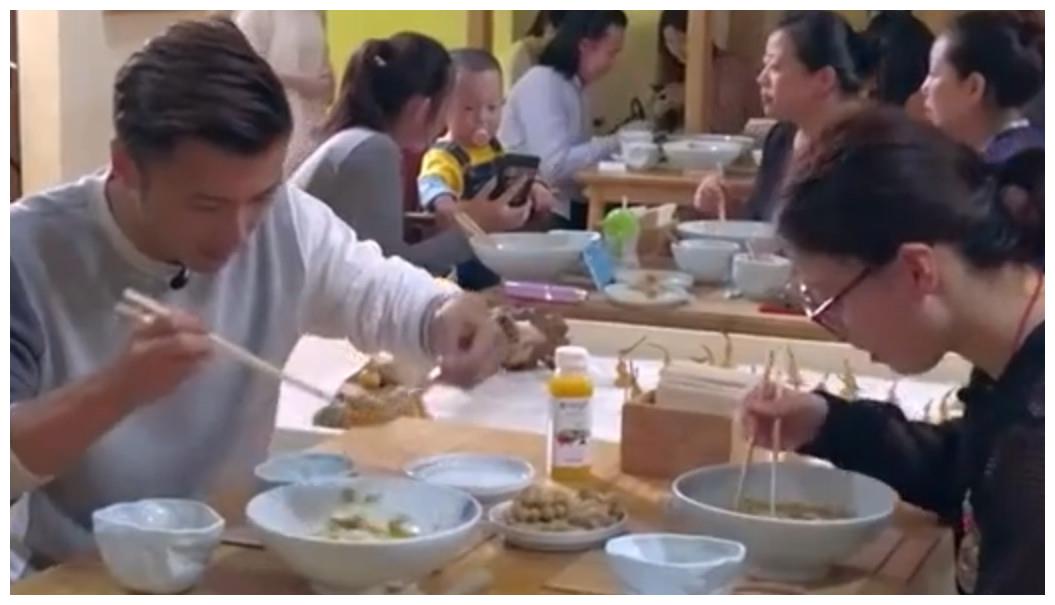 谢霆锋带着傅园慧去吃上海“最贵”的面,看到面后不心疼钱了