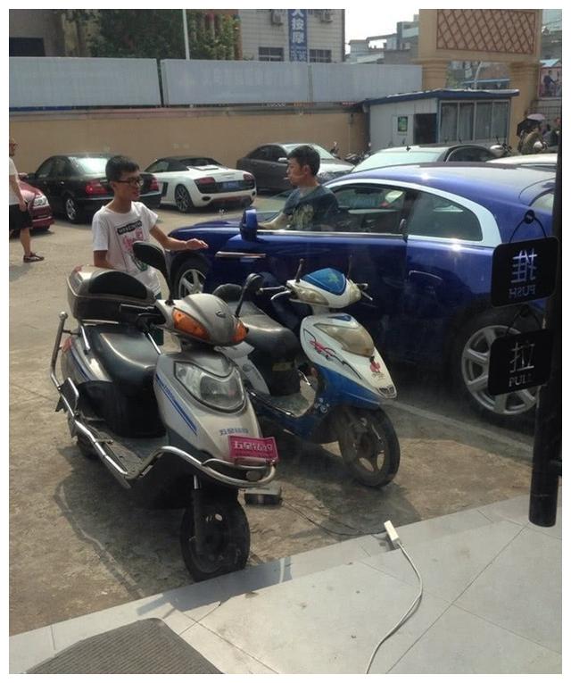 街头偶遇魅影跑车,车主出现的那一刻,路人都怀疑了
