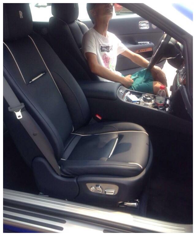 街头偶遇魅影跑车,车主出现的那一刻,路人都怀疑了