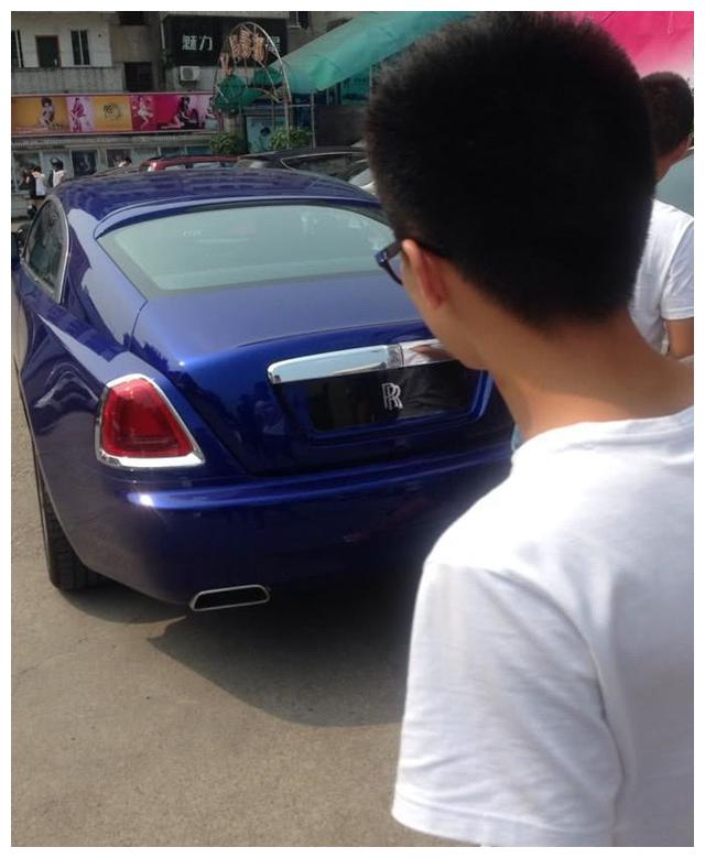 街头偶遇魅影跑车,车主出现的那一刻,路人都怀疑了
