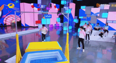 因为海涛输给了董子健,仝卓输给了何炅,到了黄晓明和王俊凯对战时