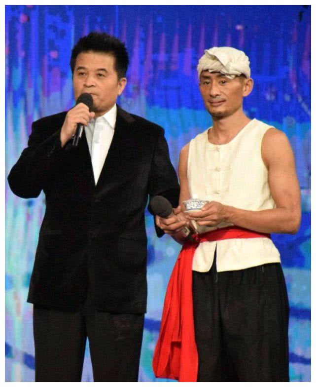 60岁毕福剑复出？被封杀4年后首登台，或与赵忠祥“大衣哥”同台
