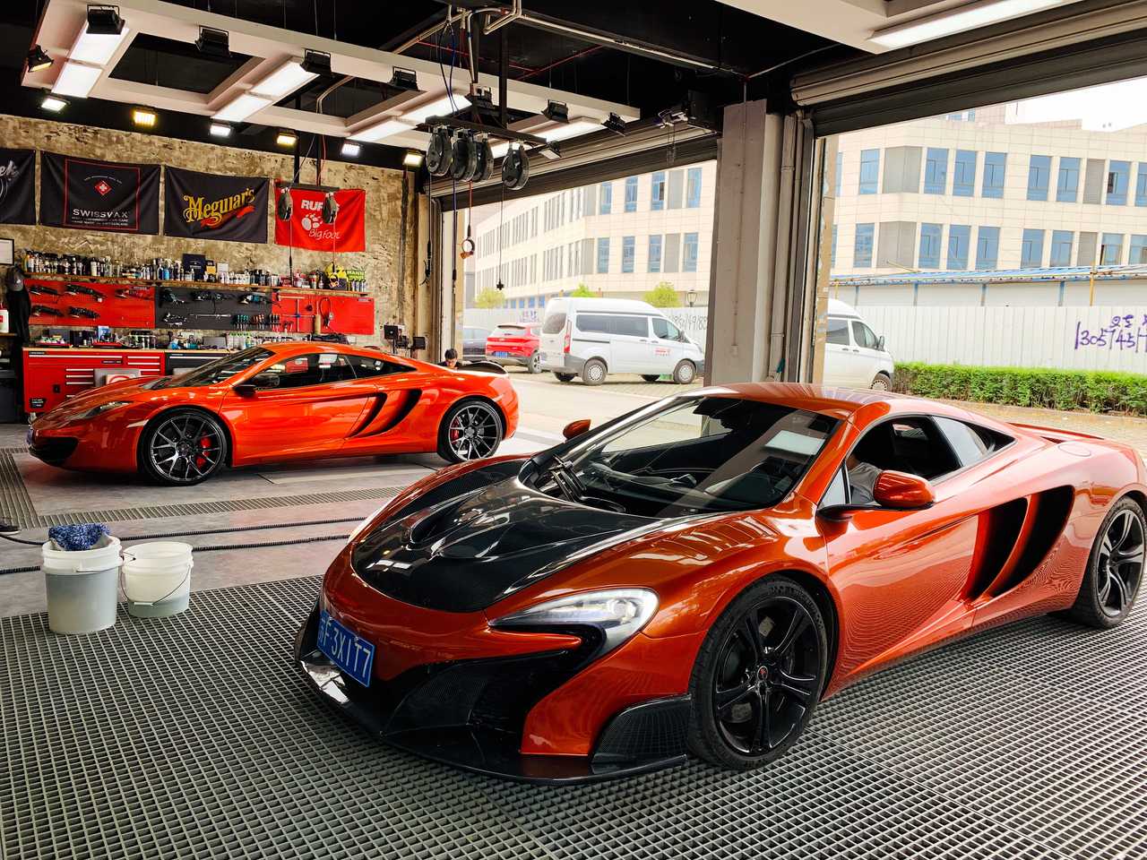 无锡某改装店实拍迈凯伦超跑，苏F南通牌照！