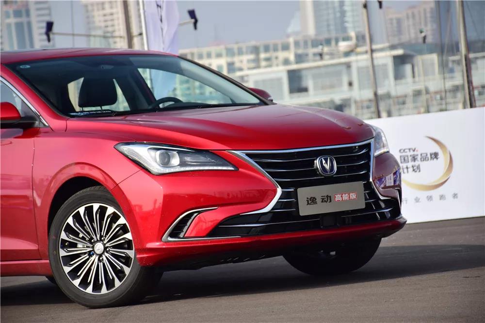 年轻人的第一辆车，就该选便宜配置高省油的