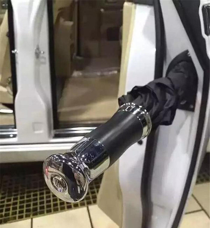 劳斯莱斯的雨伞价值10万有谁留意它的出厂价,反正都是卖给土