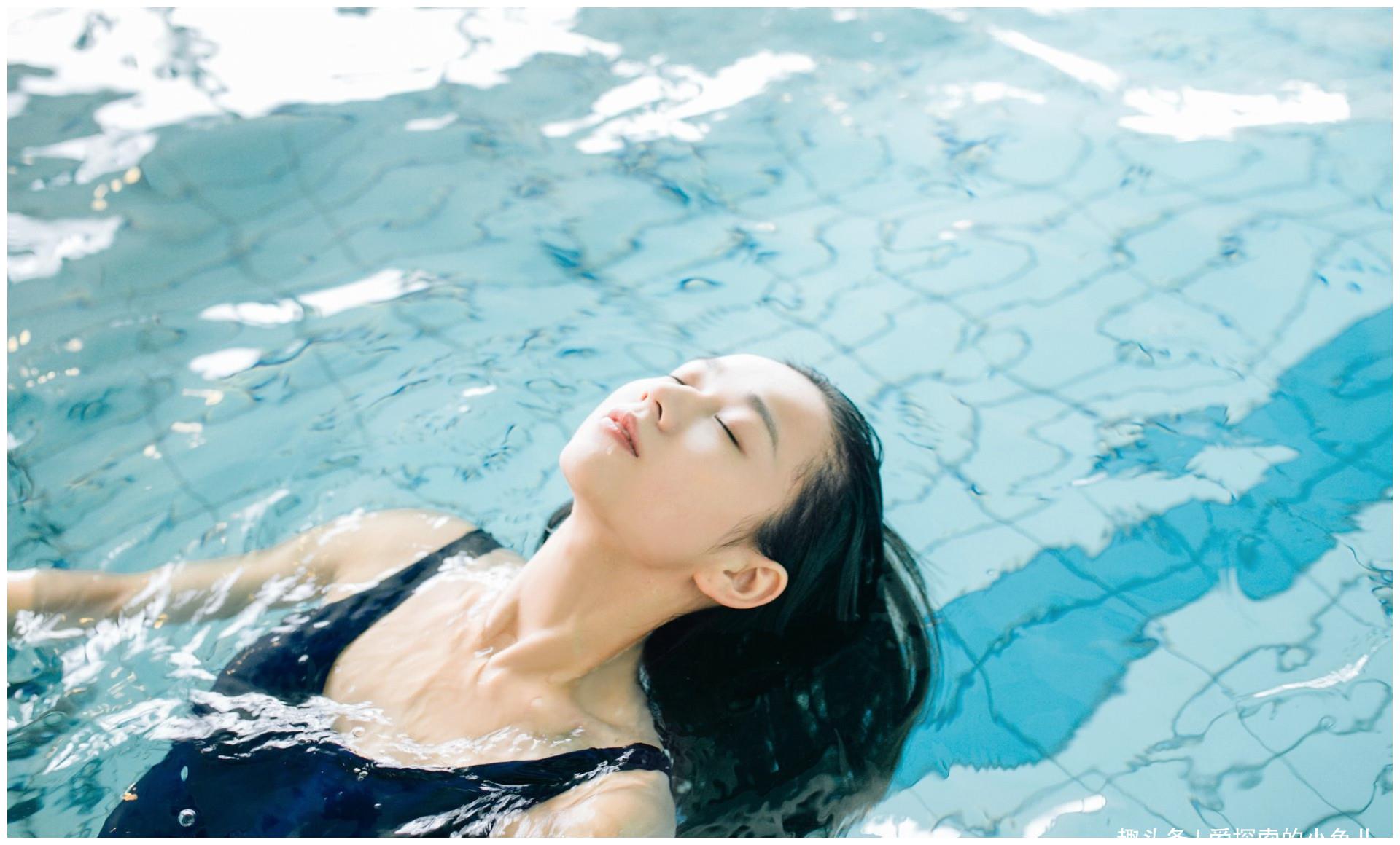 性感文艺美女泳装写真高清图片壁纸