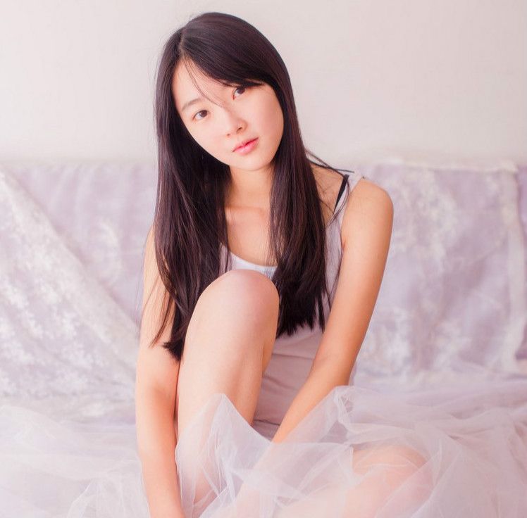白长发美女肌肤美女衬衣白皙居家慵懒脱俗a长发写真披肩边的西湖图片