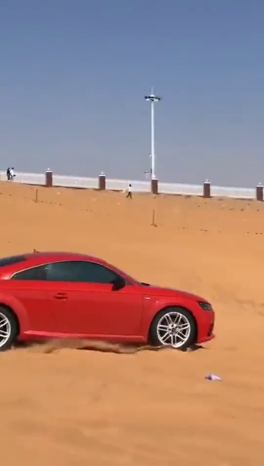 跑车也不耽误越野，奥迪TT直接开进沙漠玩！
