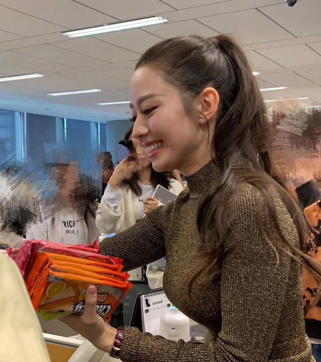 看到郎朗老婆吉娜的生图之后,我终于明白了什么叫"尤物"