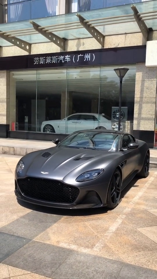 男生看到一定会心动的跑车，黑到闪闪发光好喜欢