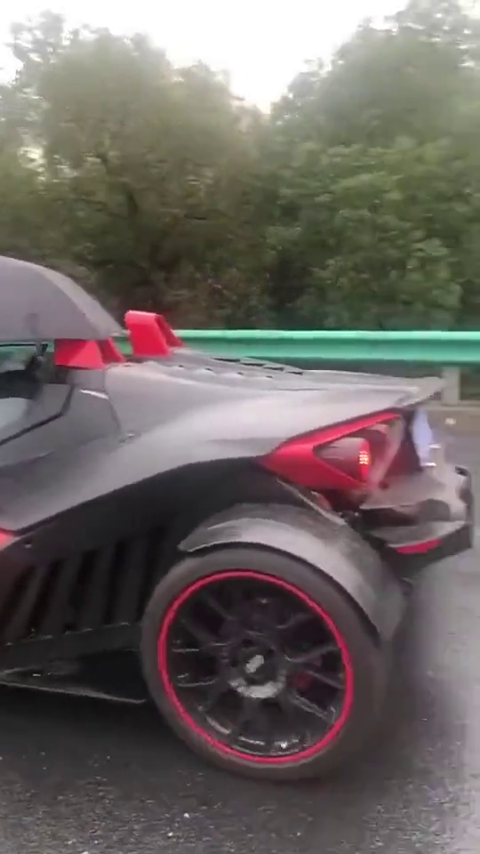 开敞篷车出门，就怕天有不测风雨，打伞是基本操作