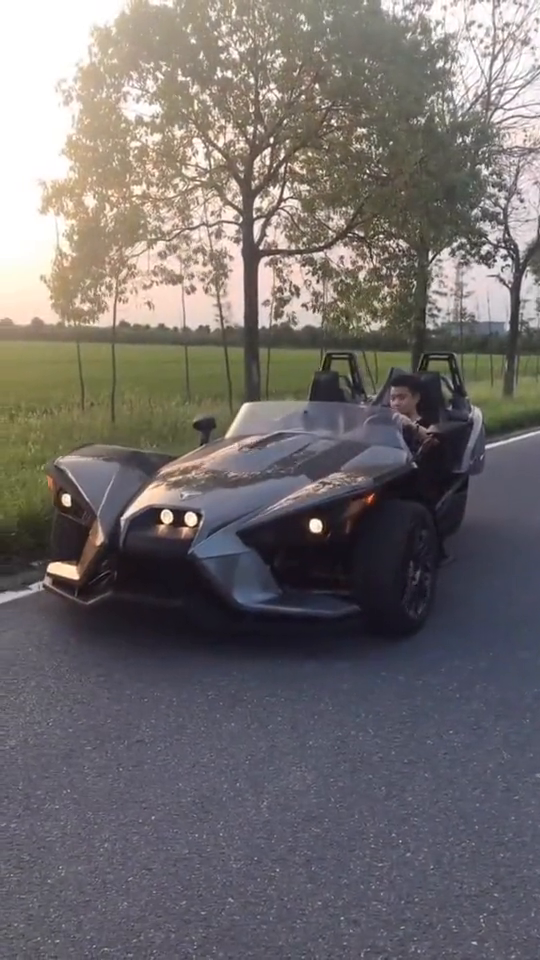 现在就连三轮车，也出跑车版了吗，这可真是有钱会玩啊