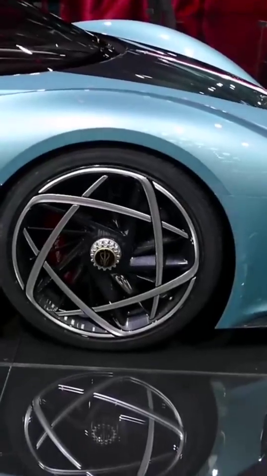 细细品评一下红旗跑车的轮毂和尾灯