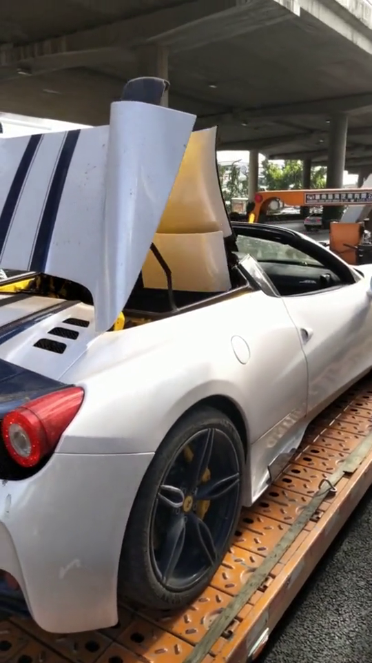 法拉利上拖车还不忘变身，原来跑车是这样开敞篷的，长见识了