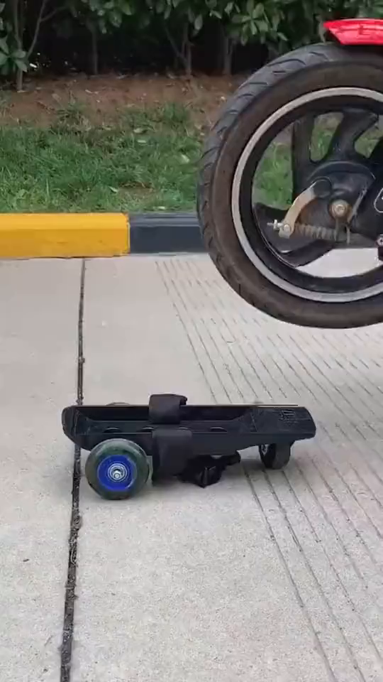 电动车前轮爆胎了，装了它还能跑！这发明不错！