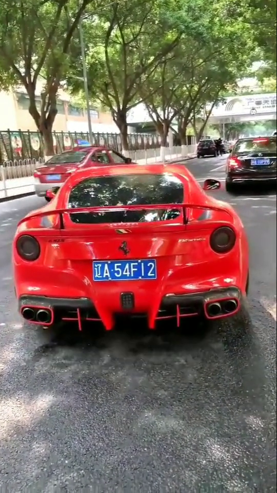 法拉利的咆哮声让前面的出租车颤颤巍巍