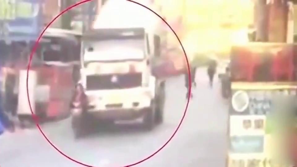 本不该发生的车祸，却硬生生发生了，这能怪电动车女子吗？