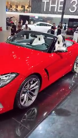 宝马最便宜的敞篷跑车，40万的价格，打开敞篷就知道有多值！