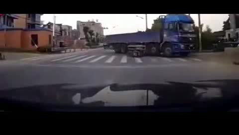 电动车闯红灯大货车拼了命才把他救了