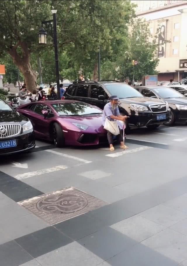 为什么说“有钱就是大爷”看看这位大爷就知道,开百万超跑买菜
