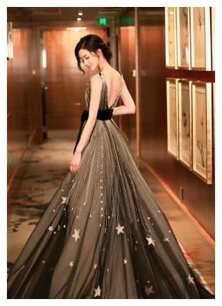 看一眼就想成为新娘的婚纱礼服，文咏珊两套礼服裙，美得让人窒息