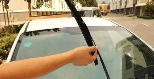 雨刮器刮不干净？先别着急换，自己一块钱就能修好，免被坑