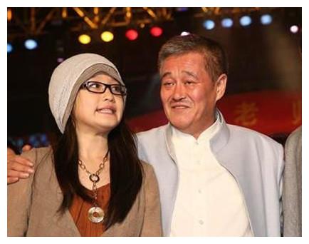 赵本山与妻子近照，老婆年轻貌美而他头发花白，其实两人相差8岁